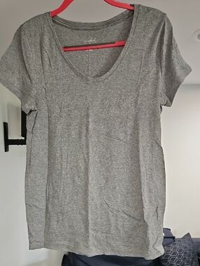 Isabel Maternity by Ingrid & Isabel Heather Gray Short Sleeve V-Neck Tee